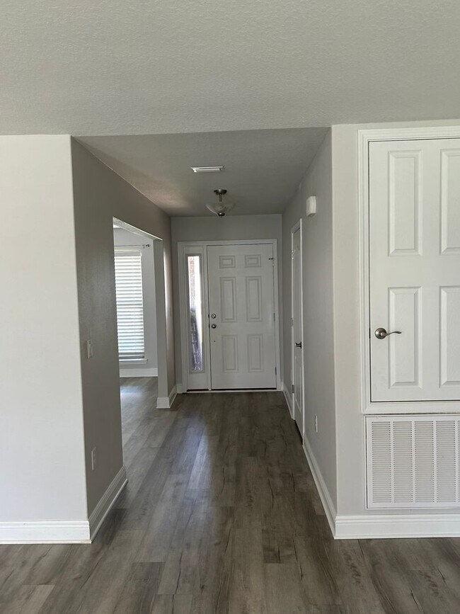 Building Photo - Easy access to interstate, bases & shopping!