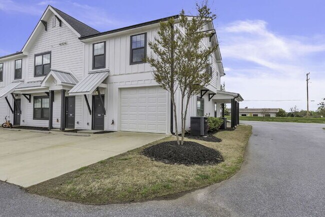 Foto del edificio - Charming 3-Bed, 2.5-Bath Townhouse Gem in ...