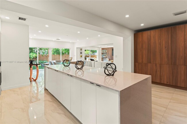 Foto del edificio - 221 NE 44th St