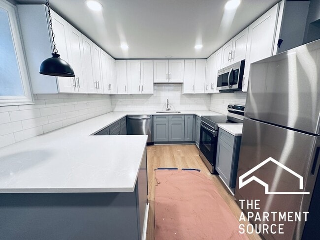 Building Photo - 901 W Agatite Ave