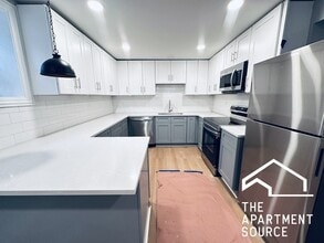 Building Photo - 901 W Agatite Ave