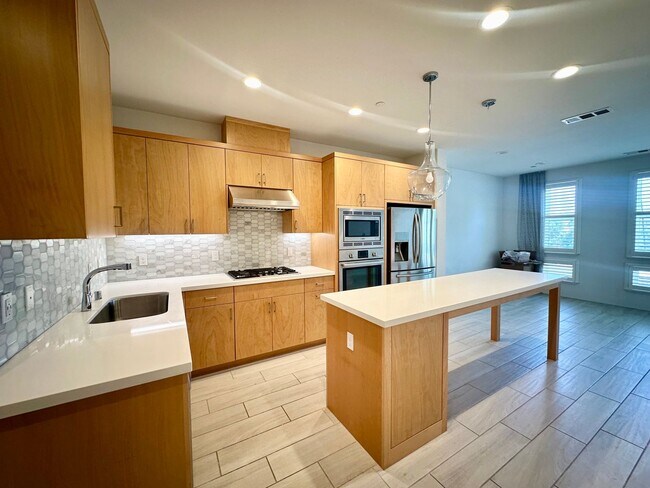 Building Photo - Lovely 3 BEDROOM 3 BATH!!