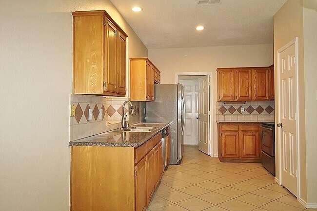 Building Photo - 2124 Newport Dr