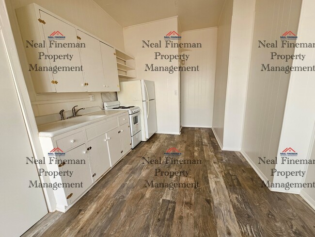 Building Photo - Studio, 1-Bath Apartment. Street Parking.