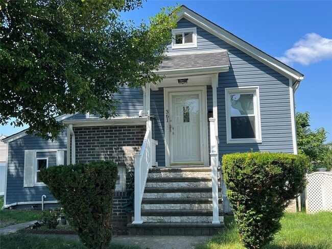 Building Photo - 361 Sheridan St
