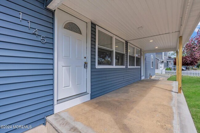 Building Photo - 1145 Roe Ave