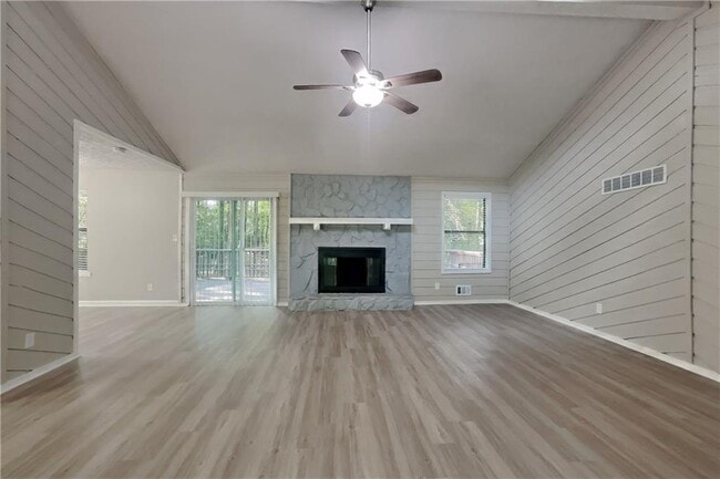 Building Photo - 2719 Valleyhill Dr