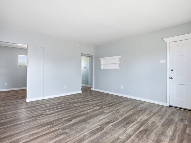 Building Photo - 2 Bed 1 Bath with covered parking!