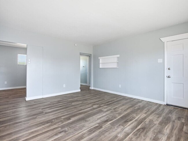 Foto del edificio - 2 Bed 1 Bath with covered parking!