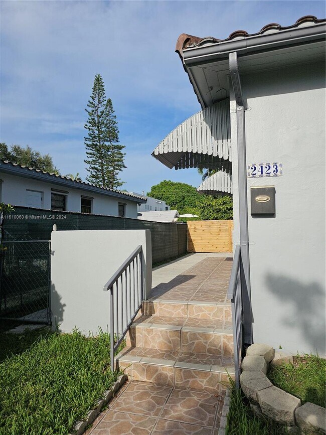 Foto del edificio - 2423 SW 16th Ct