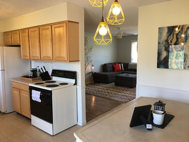 Building Photo - 727 Pointview Dr