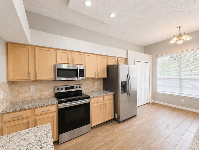Foto del edificio - Bright and spacious home with an open and comfortable floor plan.