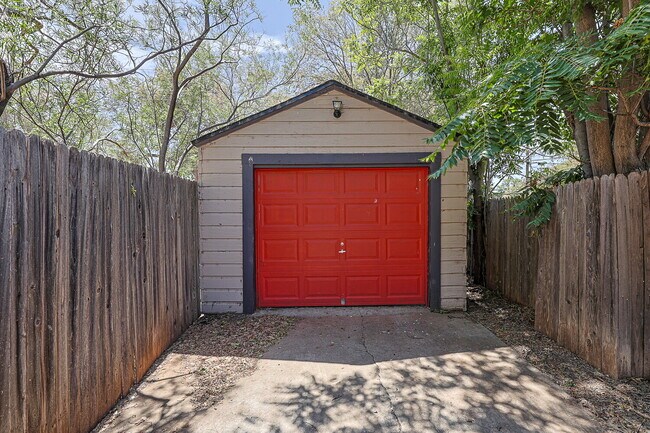 Building Photo - Charming 2 Bedroom Home with Character & Convenient Amenities