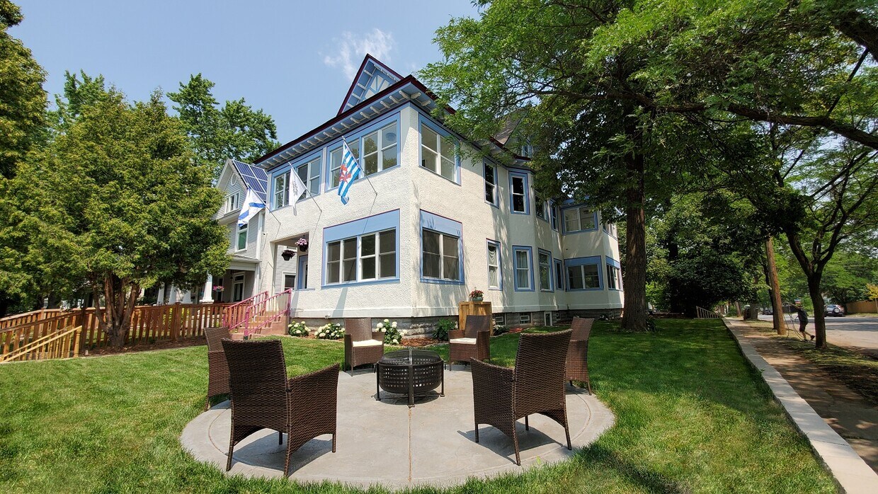 Foto principal - 1400 Girard Ave N