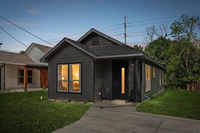 Foto del edificio - 738 Chihuahua St