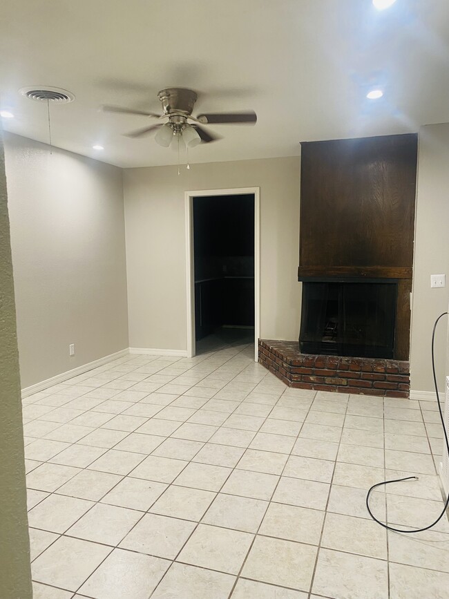 Livingroom w/fireplace - 823 Hardy Springs Cir