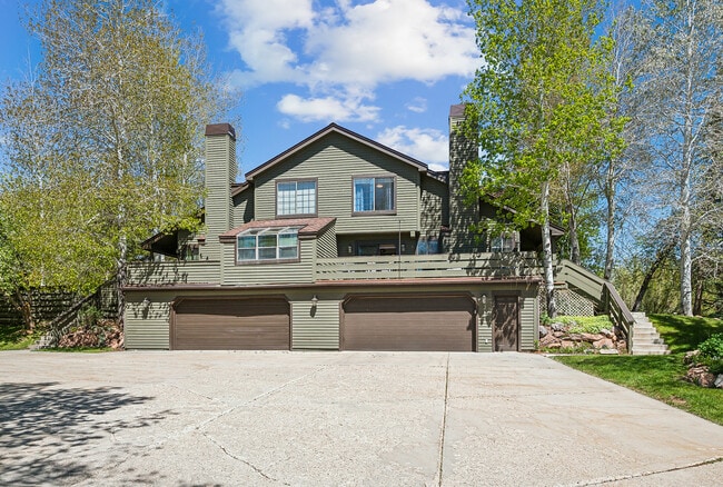 Building Photo - 3061 Fawn Dr