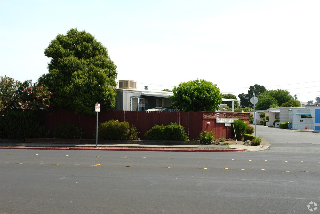 Foto del edificio - 1146 Meadow Ln