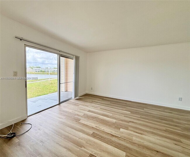 Foto del edificio - 3449 NW 44th St