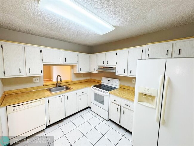 Building Photo - 1820 N Lauderdale Ave