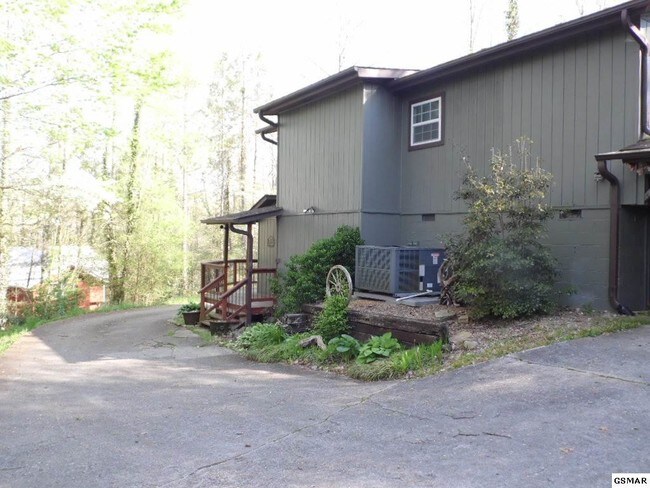Building Photo - 517 Bettis Dr