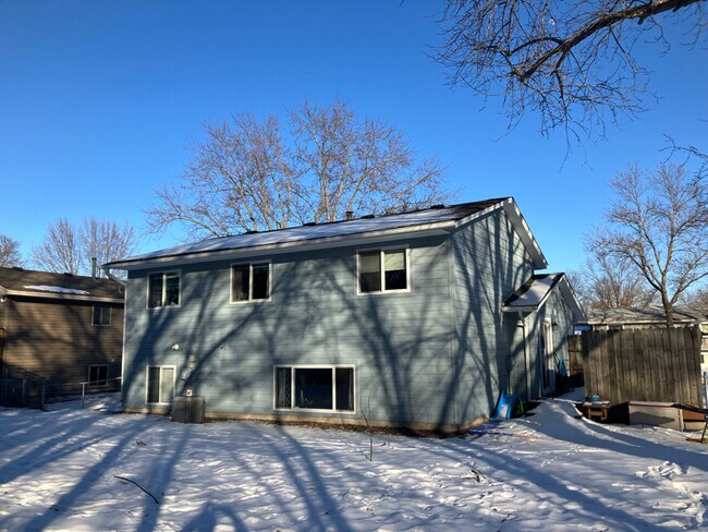 Foto del edificio - 8217 Logan Ave N