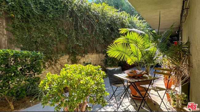 Building Photo - 532 N Rossmore Ave