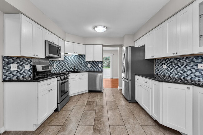 Building Photo - 1553 Stevens Dr