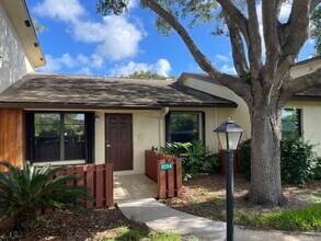 Building Photo - 8094 SE Villa Cir