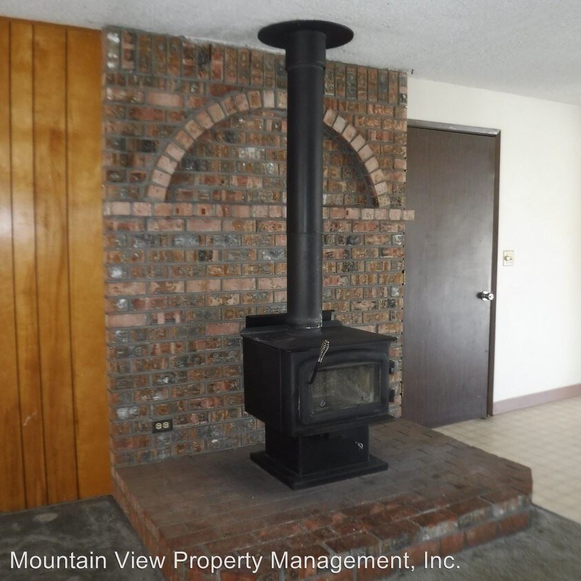 Foto principal - 3 br, 1.5 bath House - 61625 Daly Estates Dr.