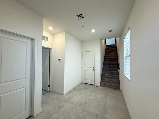 Foto del edificio - MOVE-IN SPECIAL! BRAND-NEW SUMMERLIN 3BD/3.5BA!
