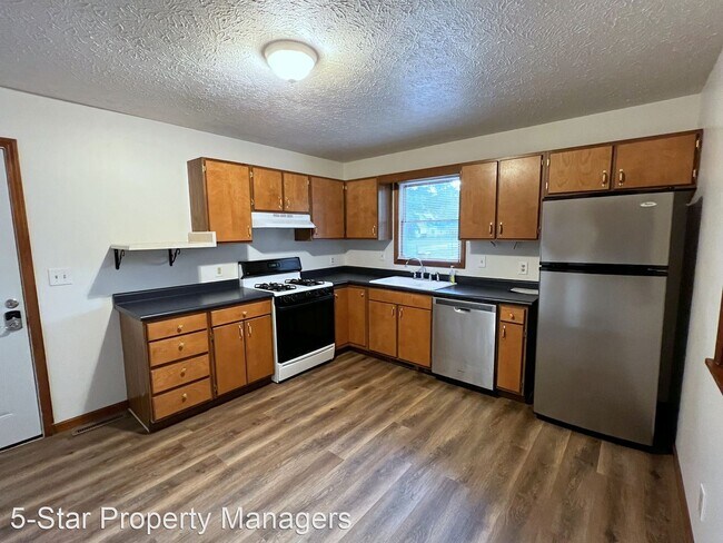 Building Photo - 3 br, 1.5 bath House - 303 South Riverside...