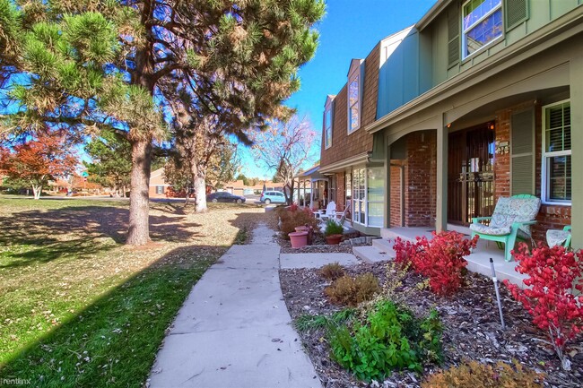 Building Photo - 3 br, 2.5 bath Townhome - 9002 East Amhers...