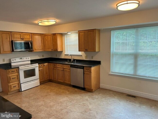 Building Photo - 12 Sumac Ct