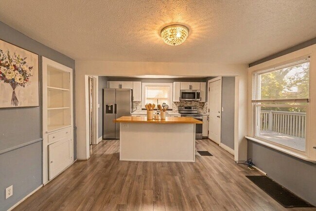 Building Photo - 1216 N Capitol Ave