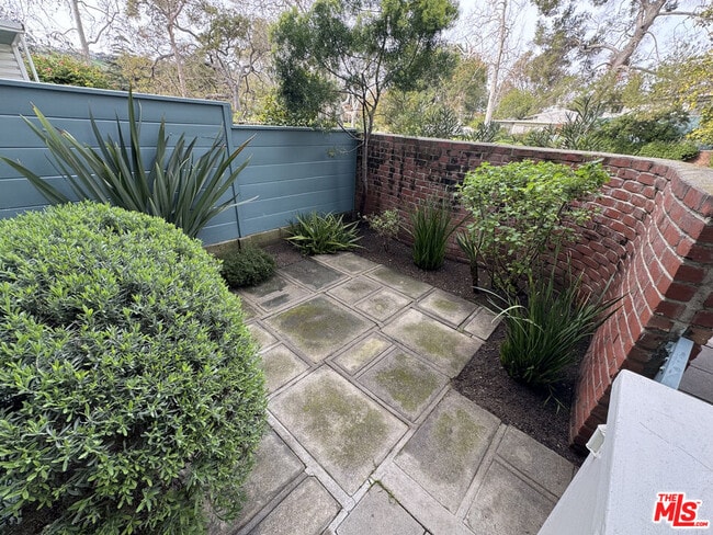 Building Photo - 5259 1/2 Village Green