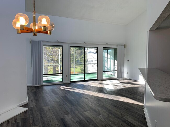 Building Photo - 728 Azalea Dr