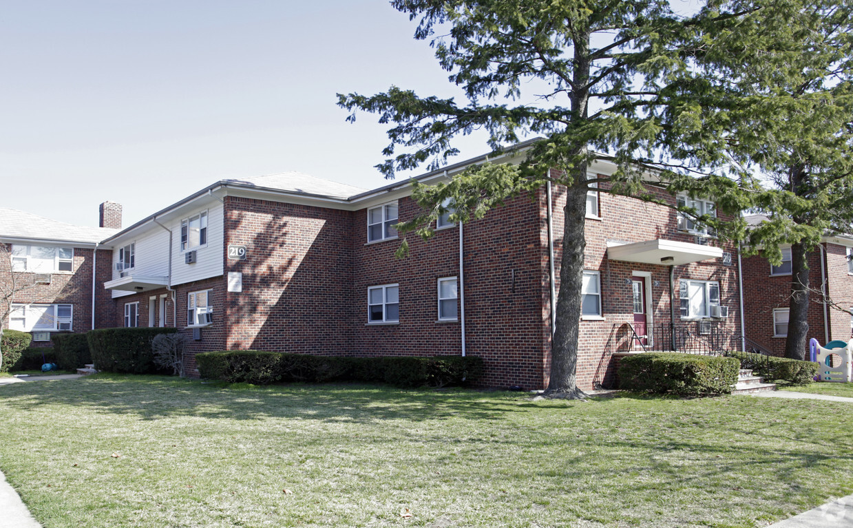 Primary Photo - Lakewood Apartments