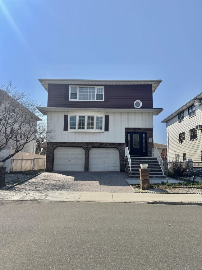 Building Photo - 295 Paulanne Terrace