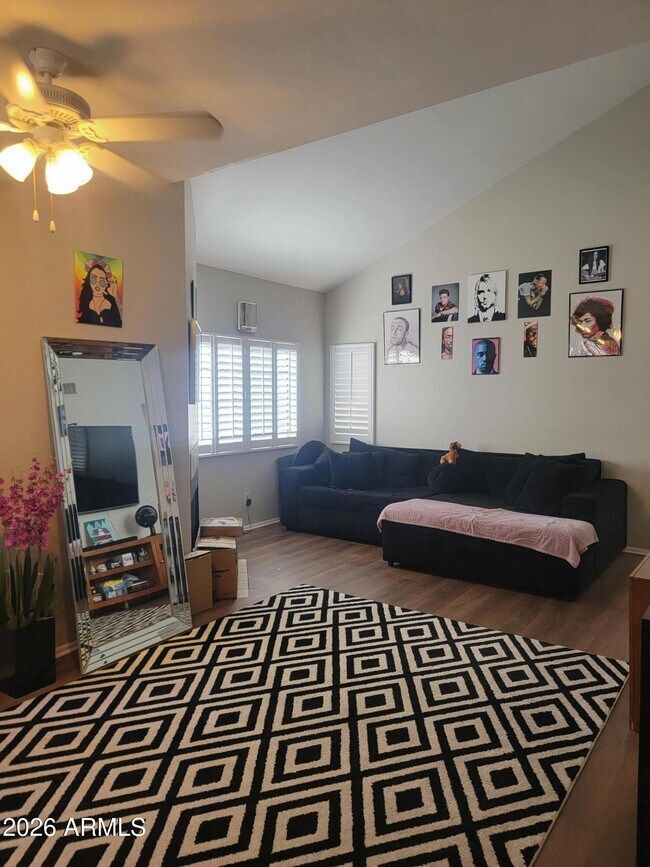 Building Photo - 930 N Mesa Dr