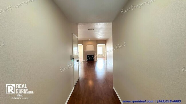 Foto del edificio - STUNNING 4BR 2BA HOUSE IN CEDAR HILL -  $2...