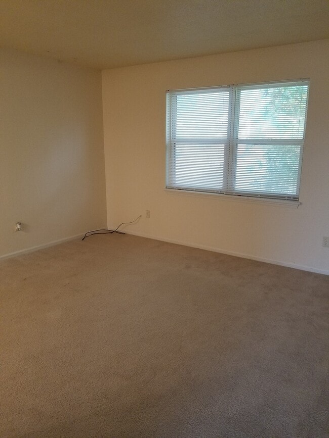 Building Photo - 746 Demaret Dr
