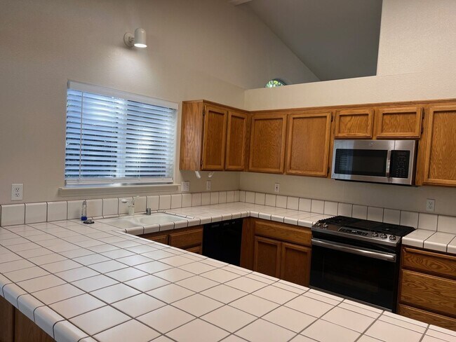Building Photo - 4 Bedroom Home With Pool!