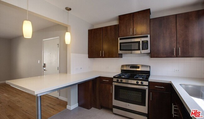 Building Photo - 1082 Elkgrove Ave