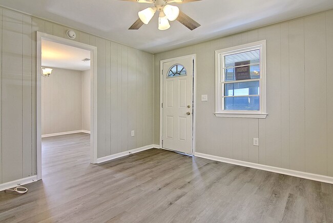 Building Photo - Modern Retreat Minutes from Downtown Charleston