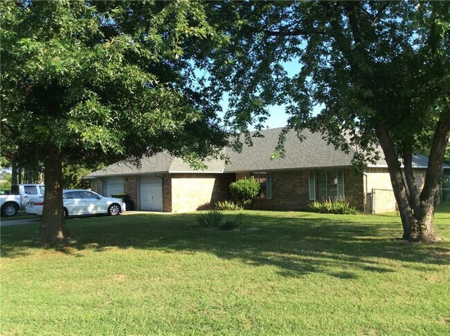 Building Photo - 2000 Christy Dr