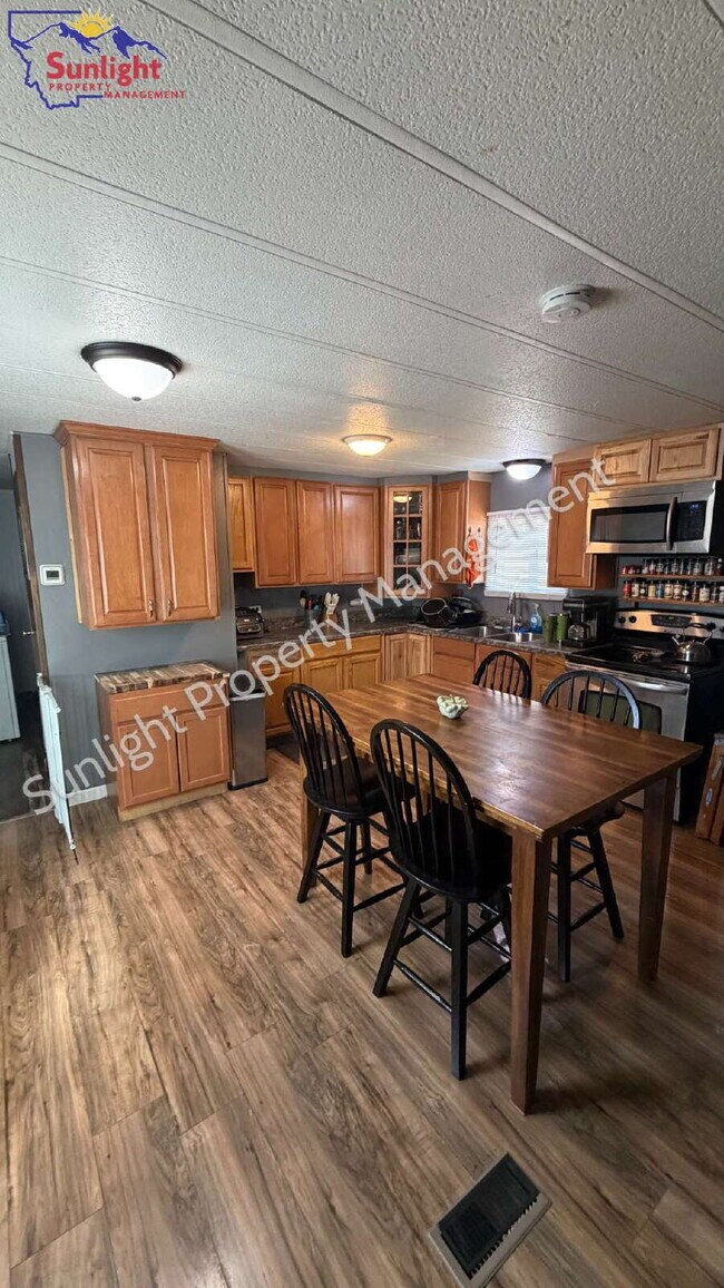Building Photo - 3 Bed 2 Bath - Updated!