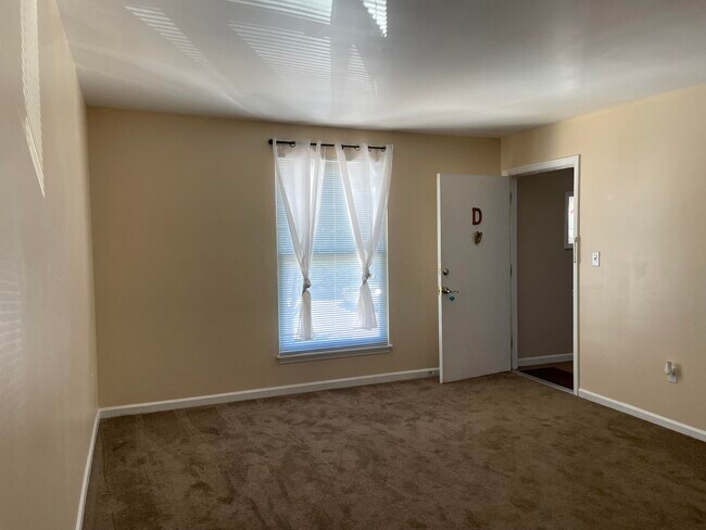 Building Photo - 1012 Carriage Dr
