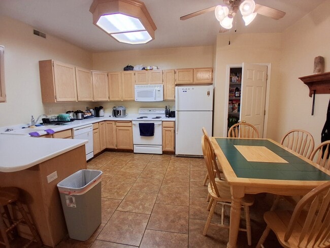 Foto del edificio - 345 Belmont Pl