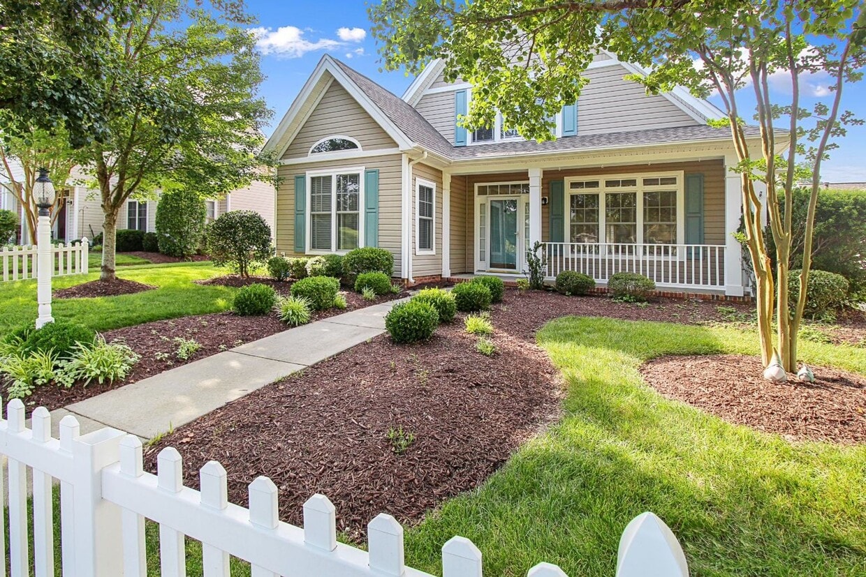 Primary Photo - Beautiful Home in Stonehouse!